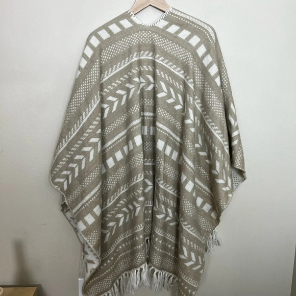 Francesca’s • Leslie Chevron Fringe Shawl - Picture 4 of 8